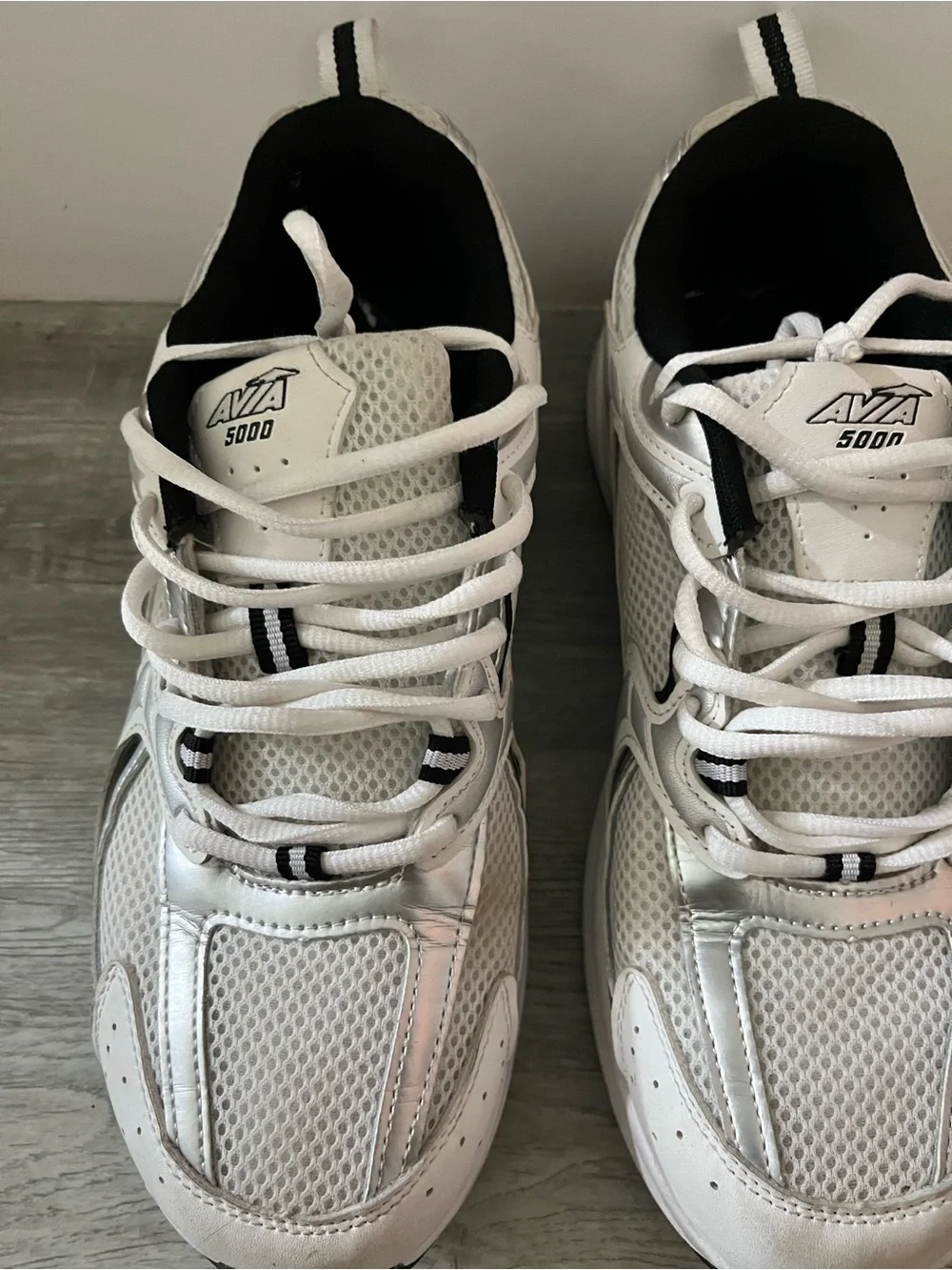 Avia 5000 Men's White and Gray Athletic Sneakers